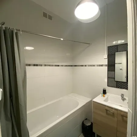 Equipe A 50 Metre De La Gare Et 10 Mn Des *