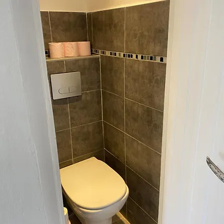 Equipe A 50 Metre De La Gare Et 10 Mn Des Apartmán *