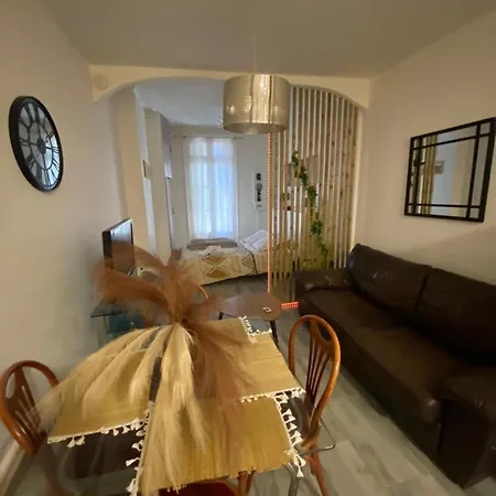 Equipe A 50 Metre De La Gare Et 10 Mn Des Apartmán *